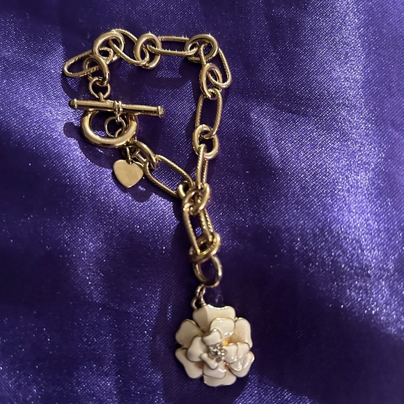 VTG Enamel flower and gold tone toggle clasp bracelet. Quite pretty!! - Picture 6 of 6